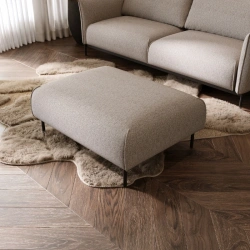 Elegancka Pufa Bueno na metalowym stelażu Elegancka Pufa Bueno na metalowym stelażu